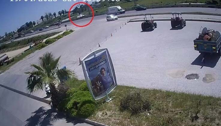 Bariyerlere çarpıp kanala devrildi, ters dönen araçtan sağ kurtuldular