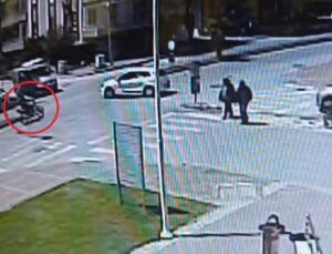 Otomobille çarpışan motosikletin sürücüsü metrelerce sürüklendi