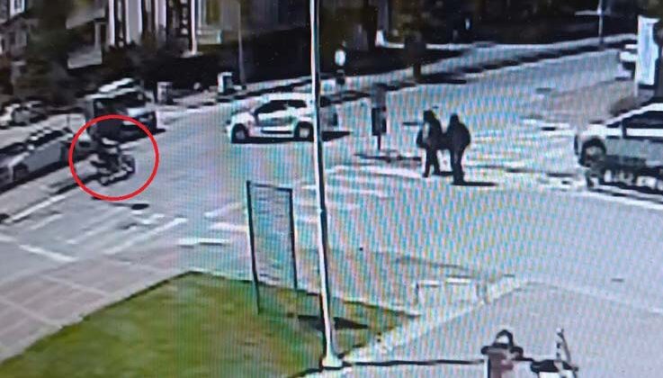 Otomobille çarpışan motosikletin sürücüsü metrelerce sürüklendi