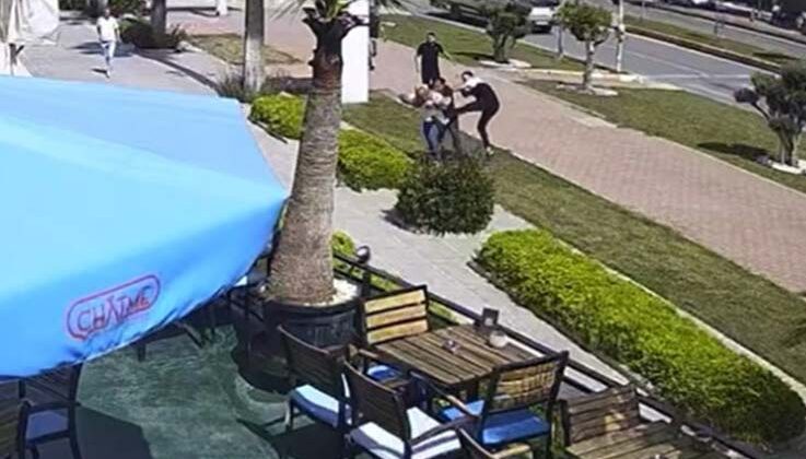 Yolun karşısına geçmek için beklerken 3 kişi tarafından tekme tokat dövüldü