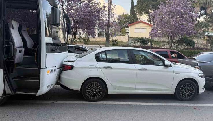 Antalya’da zincirleme kaza: 2’si çocuk 3 kişi yaralandı