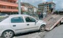Alanya’da refüje çarpan otomobil, aydınlatma direğine çarparak durabildi