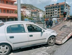 Alanya’da refüje çarpan otomobil, aydınlatma direğine çarparak durabildi