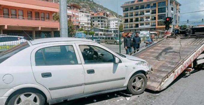 Alanya’da refüje çarpan otomobil, aydınlatma direğine çarparak durabildi