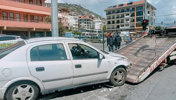 Alanya’da refüje çarpan otomobil, aydınlatma direğine çarparak durabildi