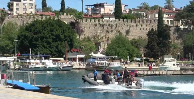 Arızalanan motorbotta mahsur kalan 3 kişiyi deniz polisi kurtardı