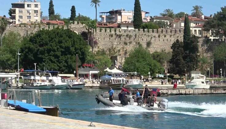 Arızalanan motorbotta mahsur kalan 3 kişiyi deniz polisi kurtardı