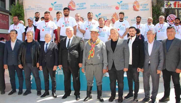 Acı biber yarışında 3 dakikada 398 gram acı biber yedi