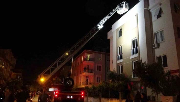 Daireyi saran alevler apartman sakinlerini çatıya çıkarttı