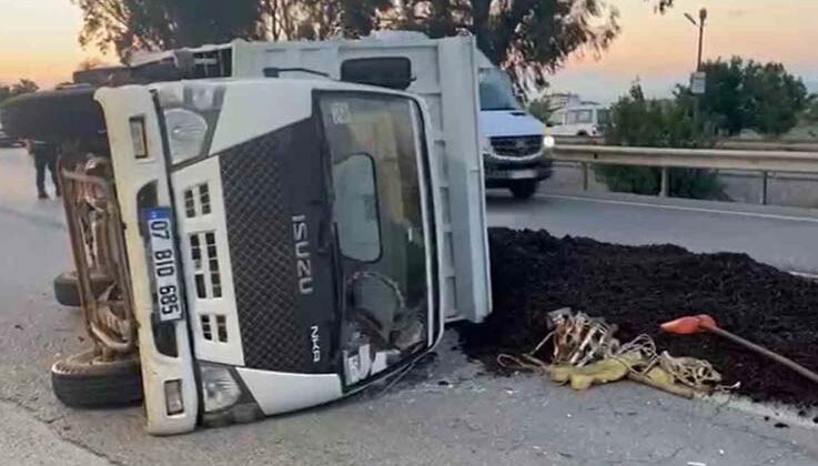 Manavgat’ta lastiği patlayan kamyonet devrildi: 3 yaralı