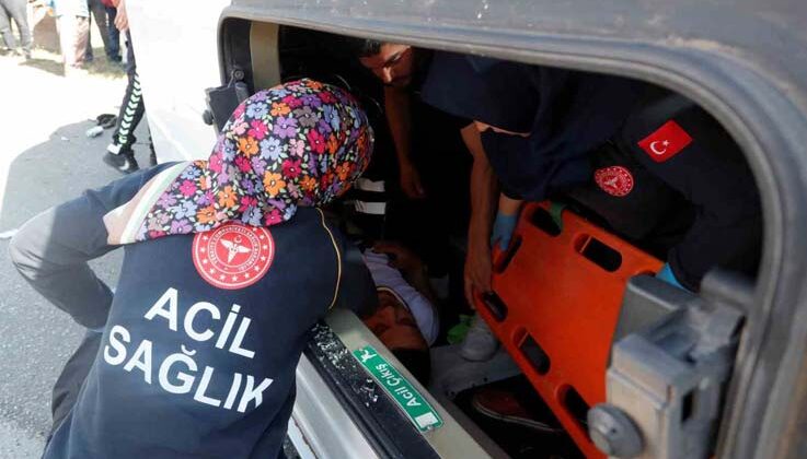 Antalya’da servis minibüsü devrildi, sıkışan sürücüyü ekipler çıkardı