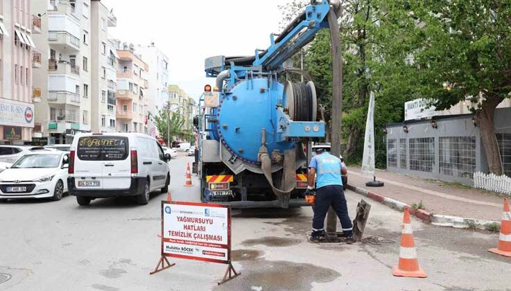 ASAT’ın ana arter ve bulvarlarda yağmur suyu hattı temizliği sürüyor