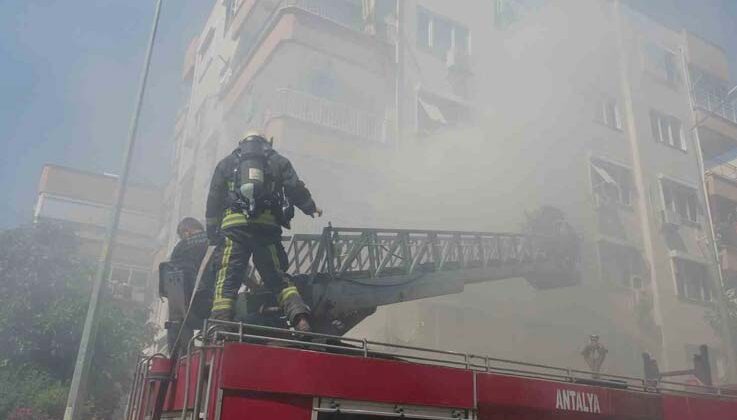 Dairede çıkan yangın apartmanı dumana boğdu