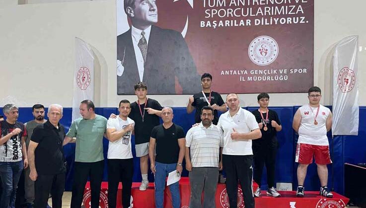 Kemerli sporculardan kick boks turnuvasında madalya yağmuru