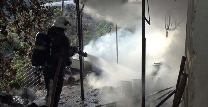 Alanya’da anız yangının sıçradığı daire küle döndü