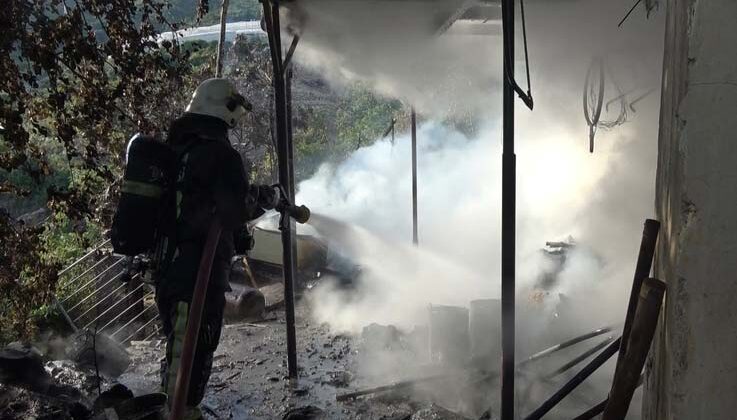 Alanya’da anız yangının sıçradığı daire küle döndü