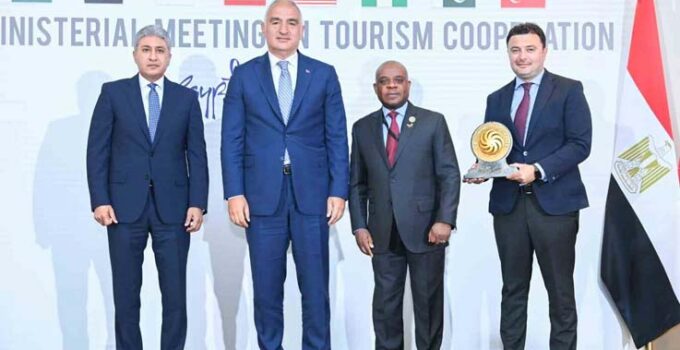Antalya “2025 Yılı D-8 Turizm Şehri” ödülünü Kahire’deki bakanlar toplantısında aldı