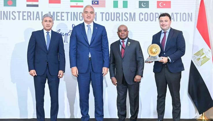 Antalya “2025 Yılı D-8 Turizm Şehri” ödülünü Kahire’deki bakanlar toplantısında aldı