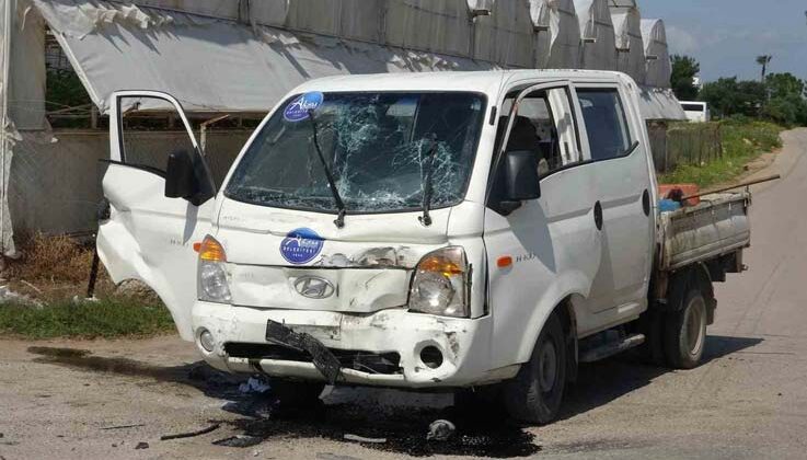 Kamyon ile hafif ticari araç çarpıştı: 2 yaralı