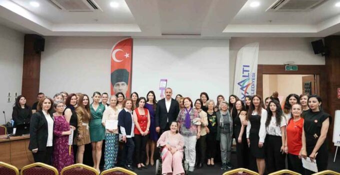 Kadınlar, sertifikalarını başkan Kotan’dan aldı
