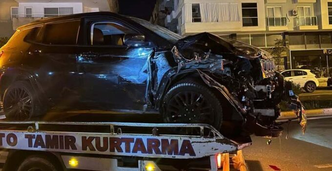 Alanya’da alkollü sürücü park halindeki araçlara çarptı