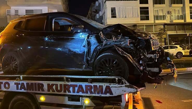 Alanya’da alkollü sürücü park halindeki araçlara çarptı