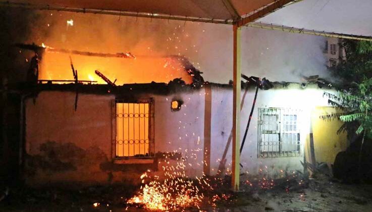Gecekondu alev alev yandı, sokağa dökülen mahalleli kediler için gözyaşı döktü