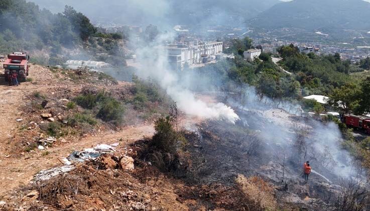 Alanya’da makilik alandaki yangın ormana sıçramadan söndürüldü