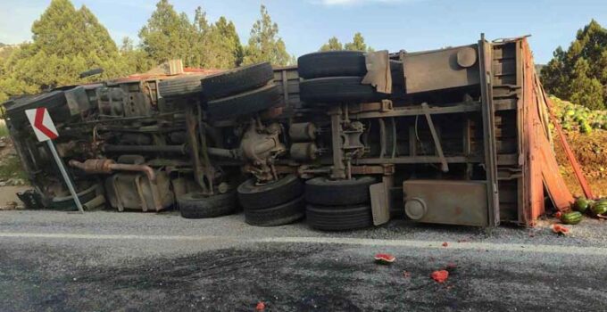 Antalya’da karpuz yüklü kamyon devrildi, tonlarca karpuz yol kenarına savruldu