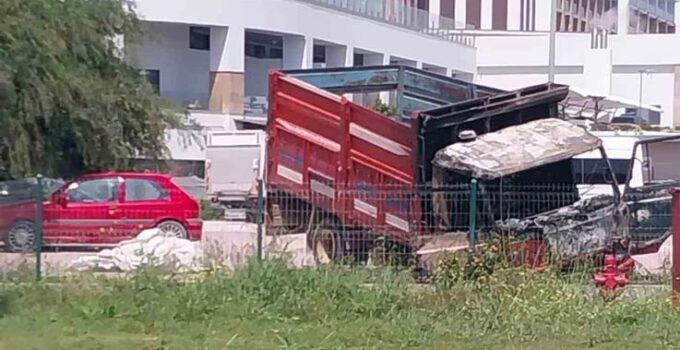 Kamyonette çıkıp çam ağacına sıçrayan yangın söndürüldü