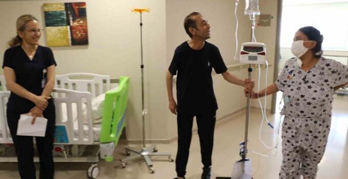 Yaşamasına yüzde 1 ihtimal verilen çiftin sıra dışı aşkı