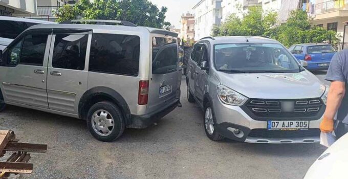 Manavgat’ta hafif ticari araç ile otomobil çarpıştı: 1 yaralı