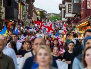 Manavgat’ta dans ve müzik festivaline görkemli açılış