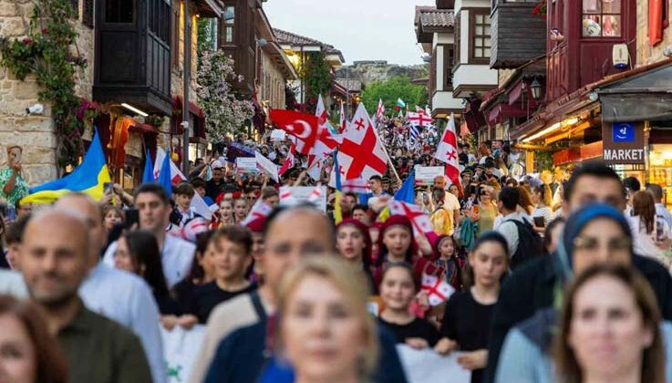 Manavgat’ta dans ve müzik festivaline görkemli açılış