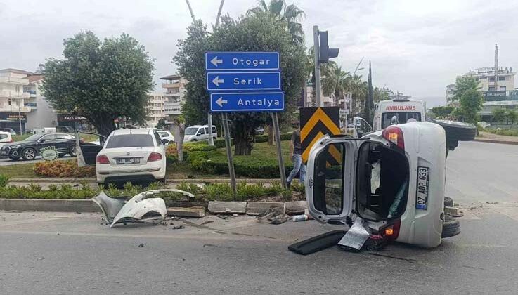 Devrilen araçtan yara almadan çıktılar