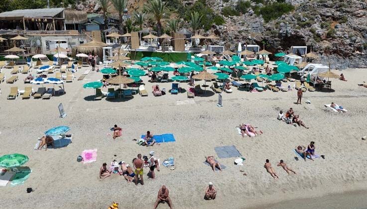 Alanya’da sıcak havayı fırsat bilen turistler Kleopatra Plajı’na akın etti