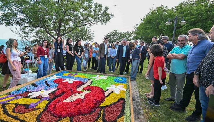 Antalya çiçeklerle açık hava galerisine döndü