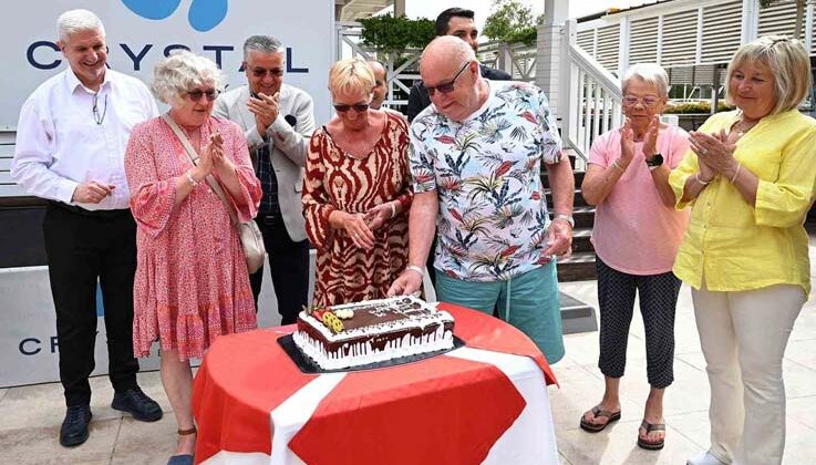 Alman turist çifte 30 yıllık sadakat plaketi