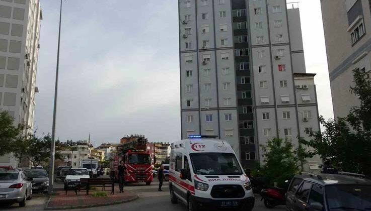 Çatıya çıkan kadını polisler ikna etti