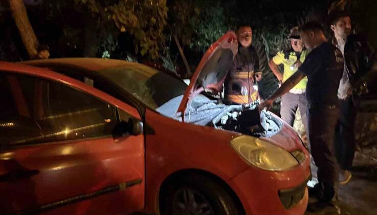 Park halindeki otomobilde çıkan yangın itfaiye ekiplerince söndürüldü