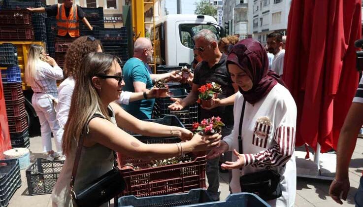 Antalya Büyükşehir’den annelere 25 bin çiçek