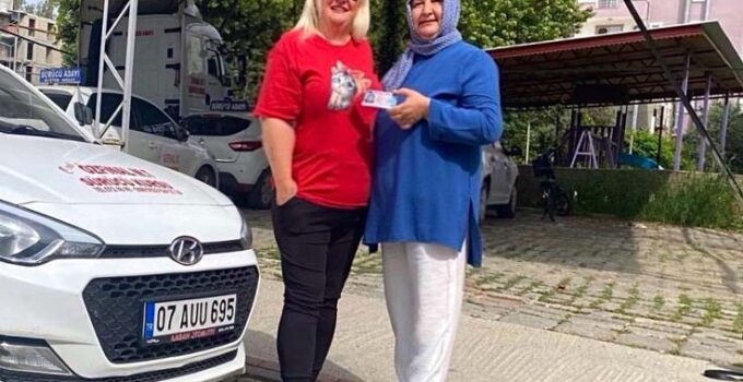 Azmiyle 56 yaşında ehliyeti aldı, herkese örnek oldu