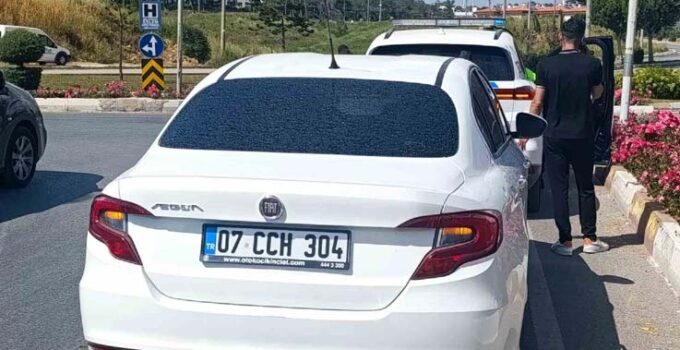 Manavgat’ta geri manevra yapan otomobil, motosiklete çarptı: 1 yaralı