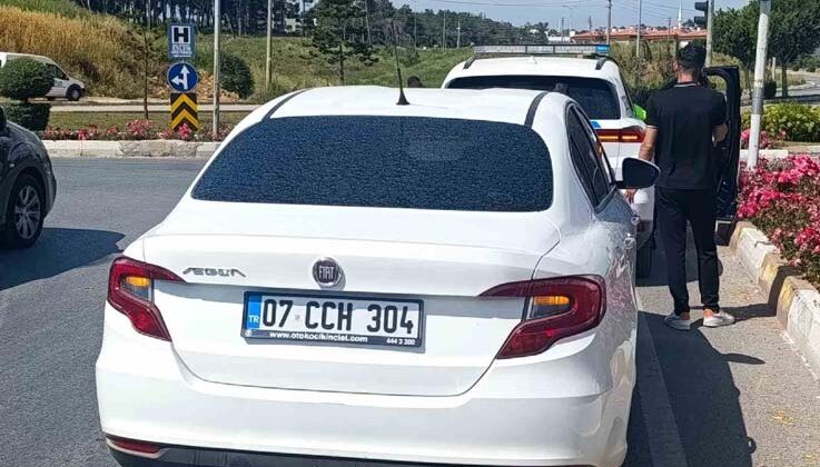 Manavgat’ta geri manevra yapan otomobil, motosiklete çarptı: 1 yaralı