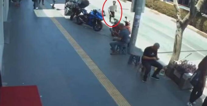 Uygulama noktasında durdurulan sürücü, motosikleti ve arkadaşını bırakıp kaçtı