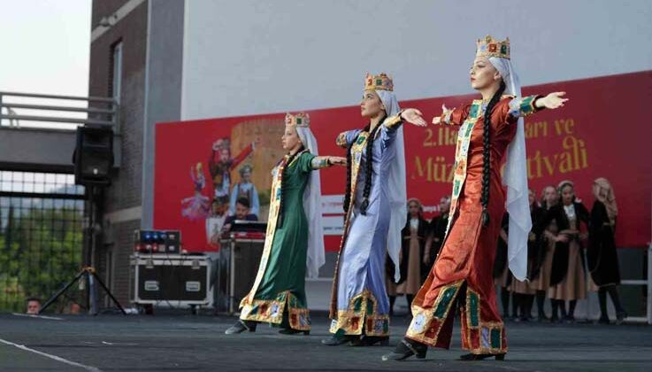 Alanya’da 2’ncisi düzenlenen Uluslararası Halk Dansları ve Müzik Festivali’ne yoğun ilgi