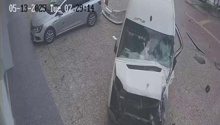 İki servis aracı çarpıştı, biri iş yerine daldı