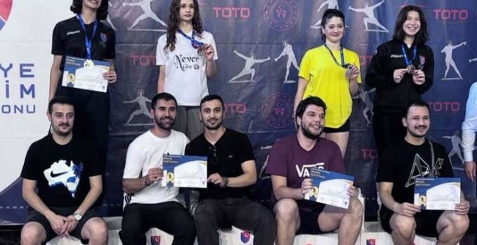 Alanyasporlu eskrim sporcuları şehre madalya ile döndü