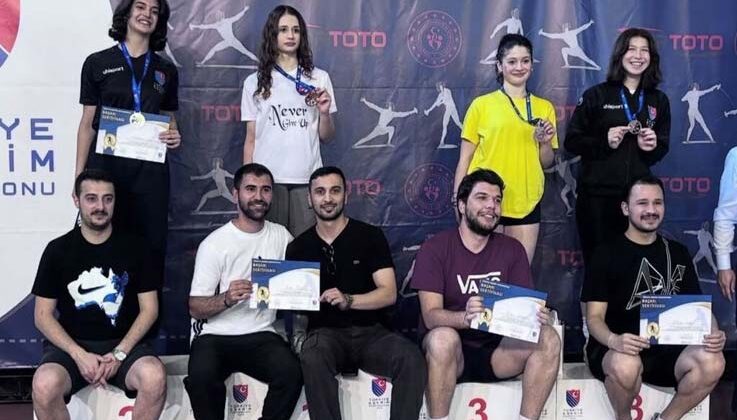 Alanyasporlu eskrim sporcuları şehre madalya ile döndü