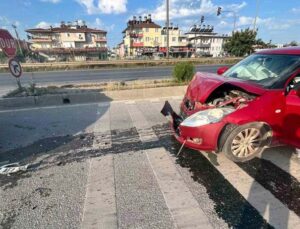 Manavgat’ta otomobil ile kamyonet çarpıştı: 1 yaralı